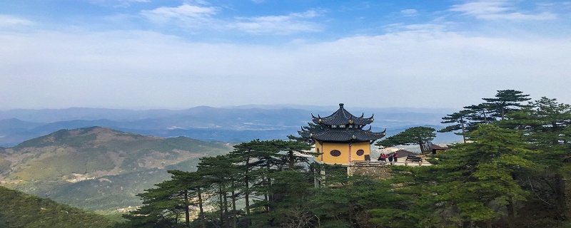 得城南精舍曰安国寺,有茂林修竹,陂池亭榭翻译