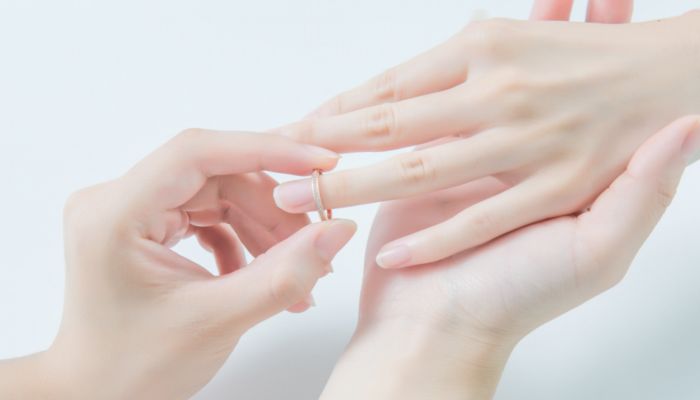 订婚戒指戴哪个手指 订婚戒指应该戴哪个