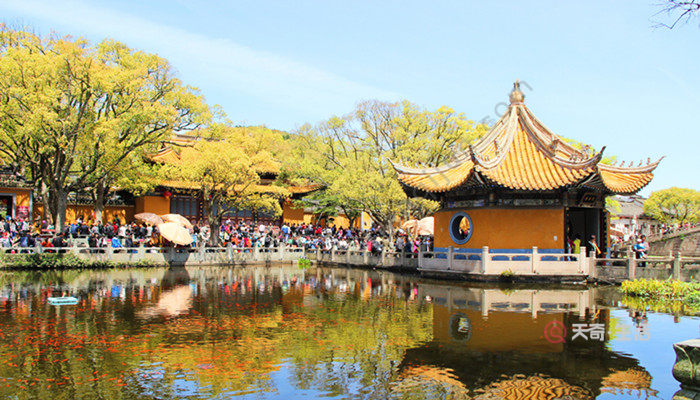 普陀山三寺:普济禅寺(前寺),法雨禅寺(后寺),慧济禅寺(佛顶山寺),并称
