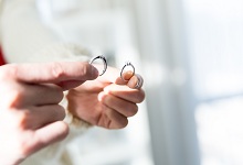 结婚戒指带哪只手 结婚戒指带哪只手呢