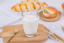牛奶和菠萝一起吃会中毒吗 牛奶和菠萝吃多了会怎么样