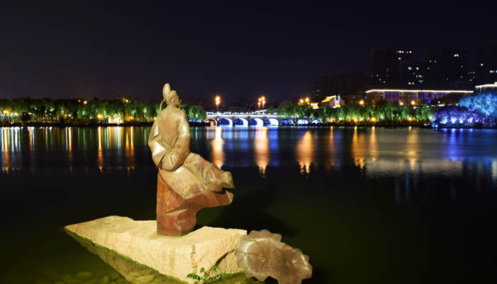 李白醉酒后在哪里刻过一句诗