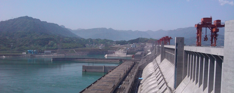 三峡大坝是哪一年建成