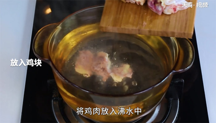 莲子炖鸡汤的做法 如何做莲子炖鸡汤