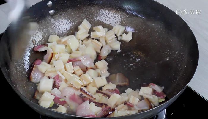 老腊肉炒藕丁怎么做  老腊肉炒藕丁的做法