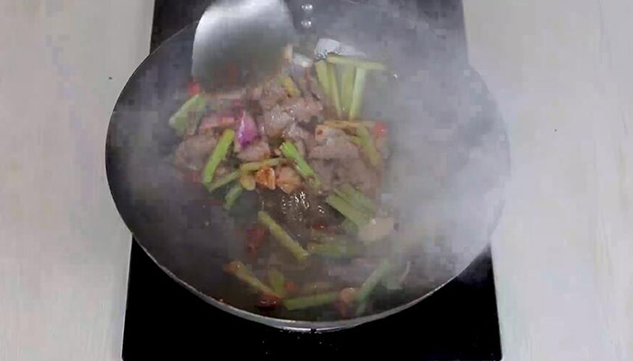 干锅洋葱牛柳的做法 干锅洋葱牛柳怎么做