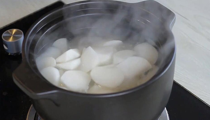 白萝卜脊骨煲汤的家常做法 白萝卜脊骨煲汤的做法