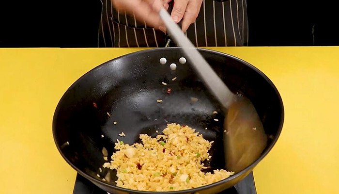 豆瓣酱炒米饭怎么做 豆瓣酱炒米饭的做法