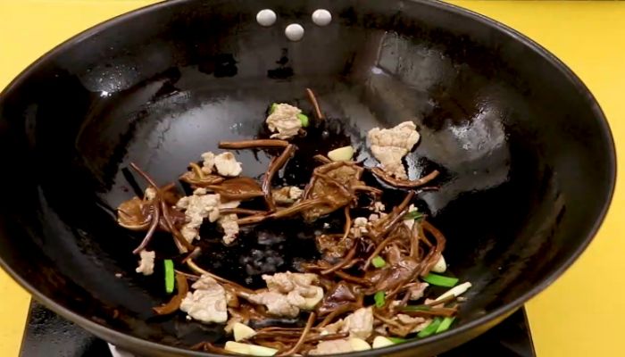 茶树菇焖面详细做法 茶树菇焖面的做法