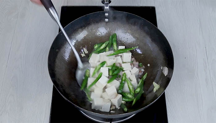 尖椒烧豆腐怎么做 尖椒烧豆腐的做法