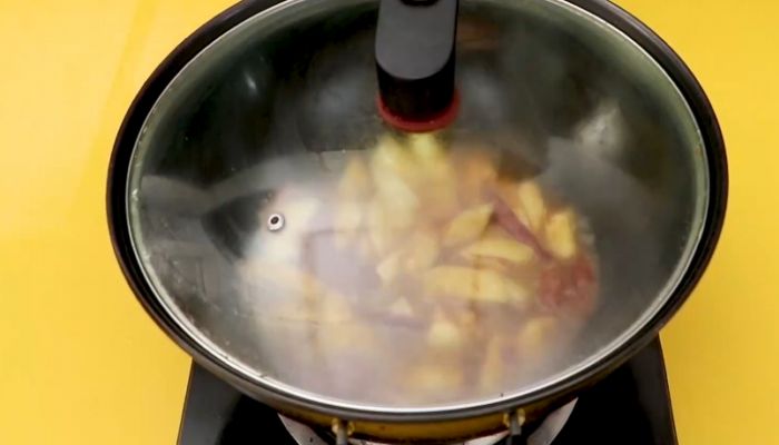 腊肠焖土豆的做法  腊肠焖土豆怎么做