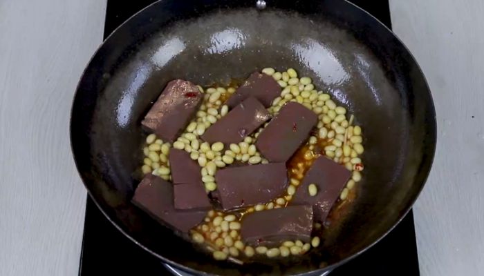 猪血炒黄豆的做法  猪血炒黄豆怎么做