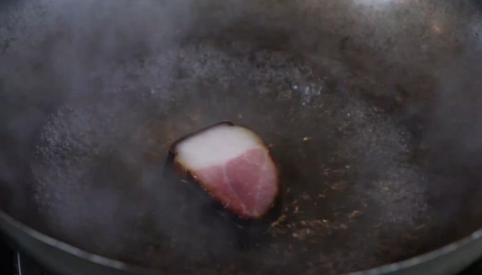 腊肉炒火腿肠的做法  腊肉炒火腿肠怎么做