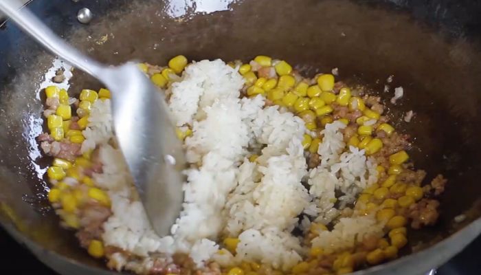 肉沫玉米炒饭的做法  肉沫玉米炒饭怎么做