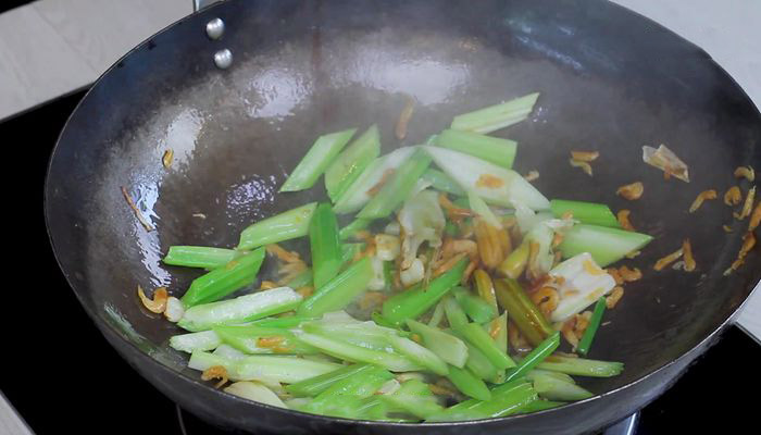 芹菜海米怎么炒好吃 芹菜海米的做法