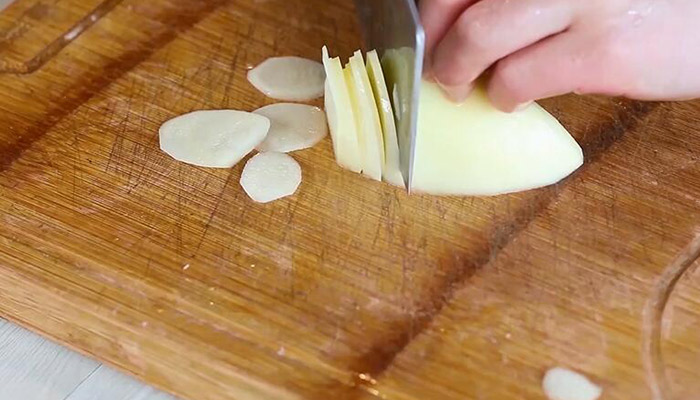 酸菜炒土豆片做法 酸菜炒土豆片怎么做