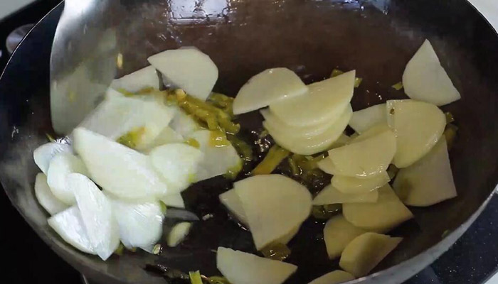 酸菜炒土豆片做法 酸菜炒土豆片怎么做