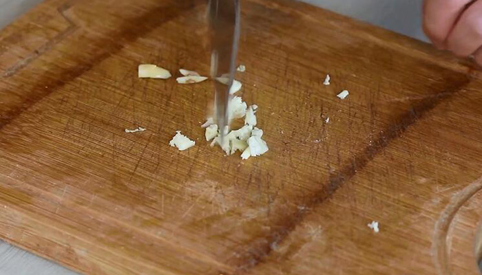 酸豆角炒鲜鱿是怎么做的 酸豆角炒鲜鱿的做法