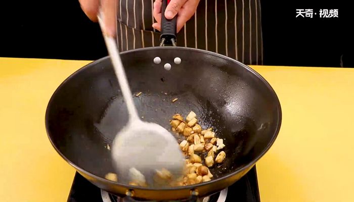 鲜蘑炒鸡丁的做法  鲜蘑炒鸡丁怎么做