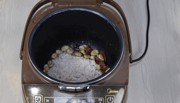 火腿豌豆焖饭做法，火腿豌豆焖饭怎么做