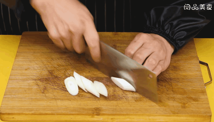 香菇豆腐焖鸡翅的做法，香菇豆腐焖鸡翅怎么做