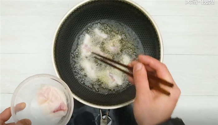 炒彩色鱼片怎么做 炒彩色鱼片的做法
