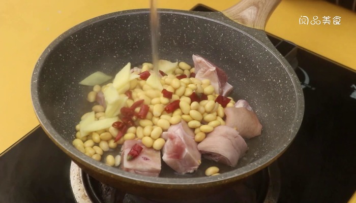 红焖猪脚黄豆的做法 红焖猪脚黄豆怎么做好吃