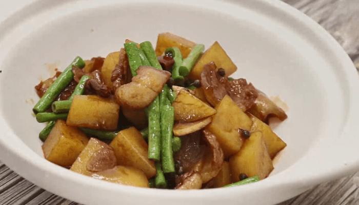 土豆豆角炖肉 土豆豆角炖肉的做法