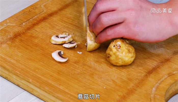 鱼丸炒蘑菇土豆萝卜汤怎么做 鱼丸炒蘑菇土豆萝卜汤 的做法