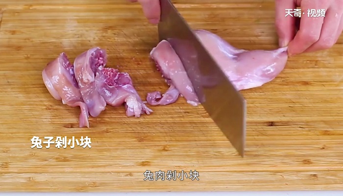 兔肉炖鸡怎么做 兔肉炖鸡的做法