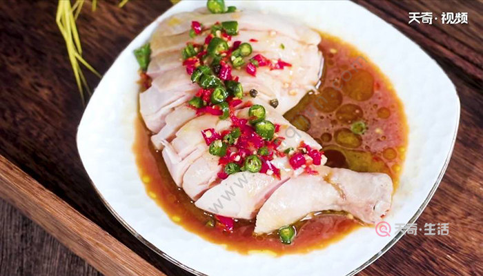 碗里加入煸香的花椒油,青线椒 小米椒 高汤,调入白胡椒粉,生抽,搅拌