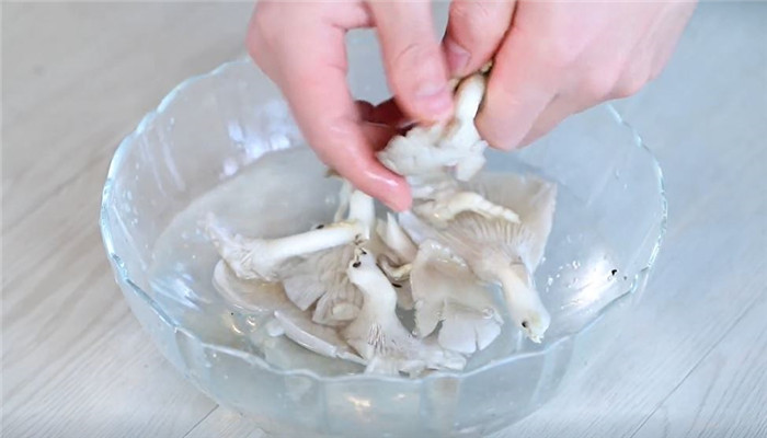 蘑菇炒鹅蛋怎么做 蘑菇炒鹅蛋的做法