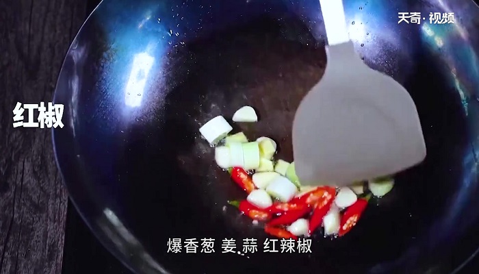 小鱼焖豆腐怎么做 小鱼焖豆腐的做法
