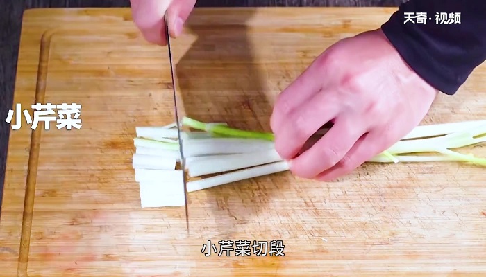 小鱼焖豆腐怎么做 小鱼焖豆腐的做法