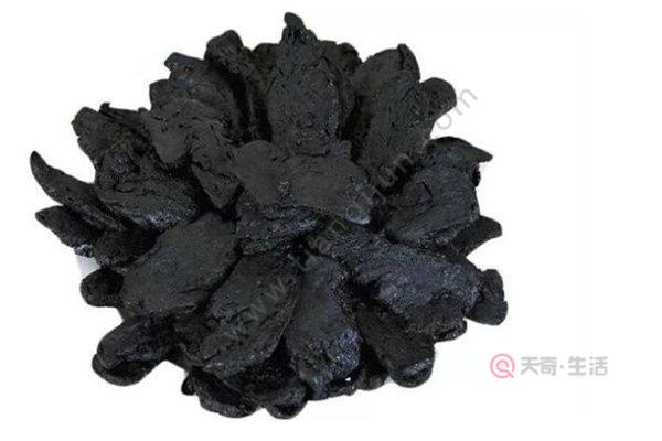 附子加工炮制而成的,表面呈现黑褐色,断面油润有光泽,黑附子的性味辛