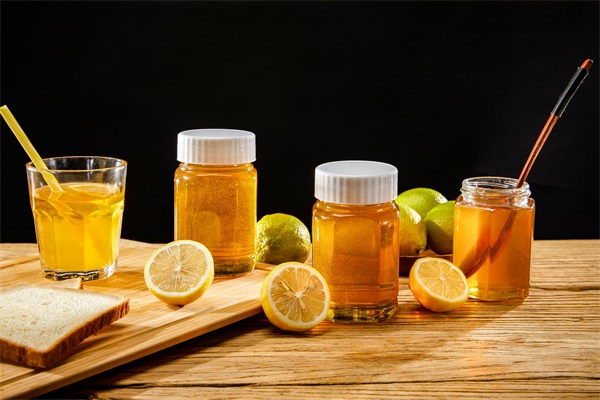 柠檬片加蜂蜜泡水喝有什么功效