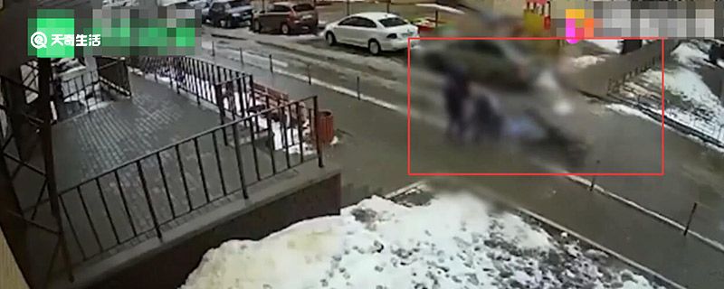 男子跳楼自杀砸中路边婴儿车
