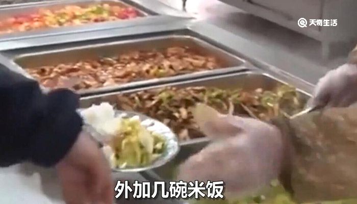 杭州7人讨薪不成，在工地食堂吃4个菜，被老板收7万元饭钱
