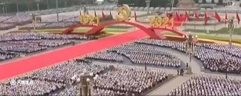 天安门广场庆祝景观保留至15日,今天上午迎6.5万名游客