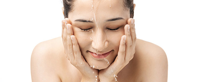 用什么洗脸收缩毛孔 收缩毛孔用什么水洗脸