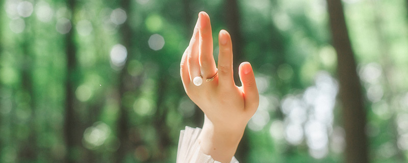 左手小指戴戒指表示什么 左手小指戴戒指的意思