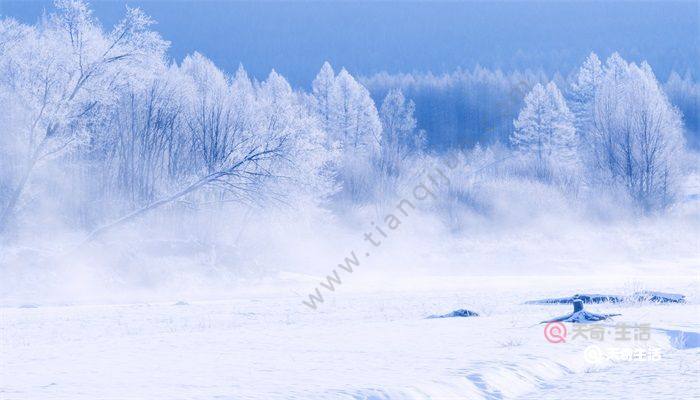 白雪皑皑 意思:皑皑:洁白光亮的样子.多用来形容霜雪.