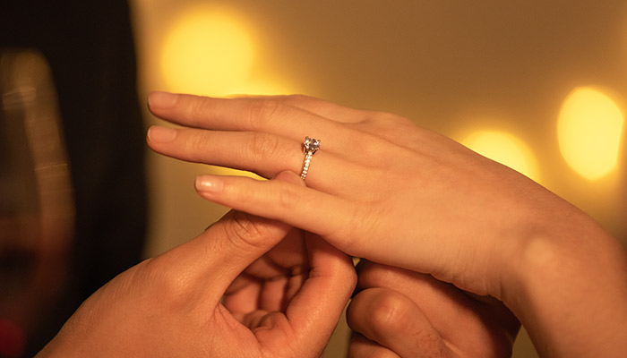 结婚戒指戴哪个手指 结婚戒指戴在哪