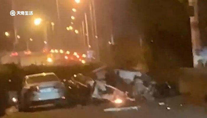 广州一特斯拉失控翻滚撞壁自燃 车体散架烧成灰烬致1人死亡