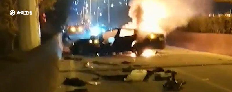 广州一特斯拉失控翻滚撞壁自燃 车体散架烧成灰烬致1人死亡