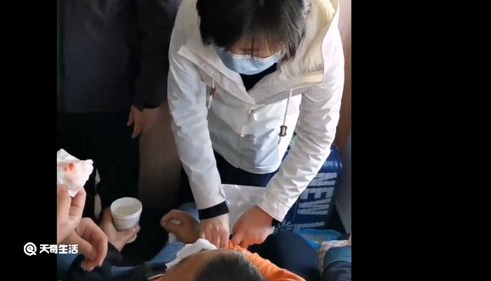 动车旅客突发疾病,55名医生上演“饱和式救援”!