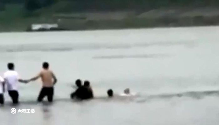 重庆为遇难老师追授优秀教师称号