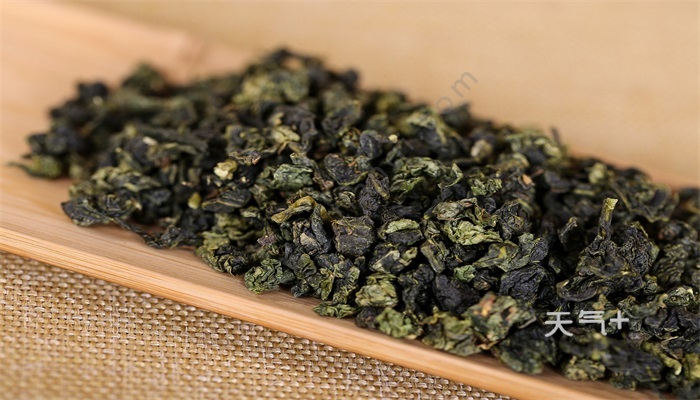 铁观音既是茶名,也是茶树品种名,茶叶品质介于绿茶和红茶之间,属于半