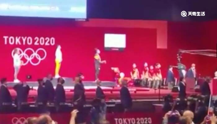 中国举重又添一金！汪周雨举重女子87公斤级夺金