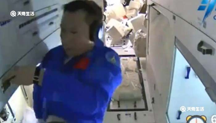 新一季太空生活剧透:神12航天员喝茶工作看奥运